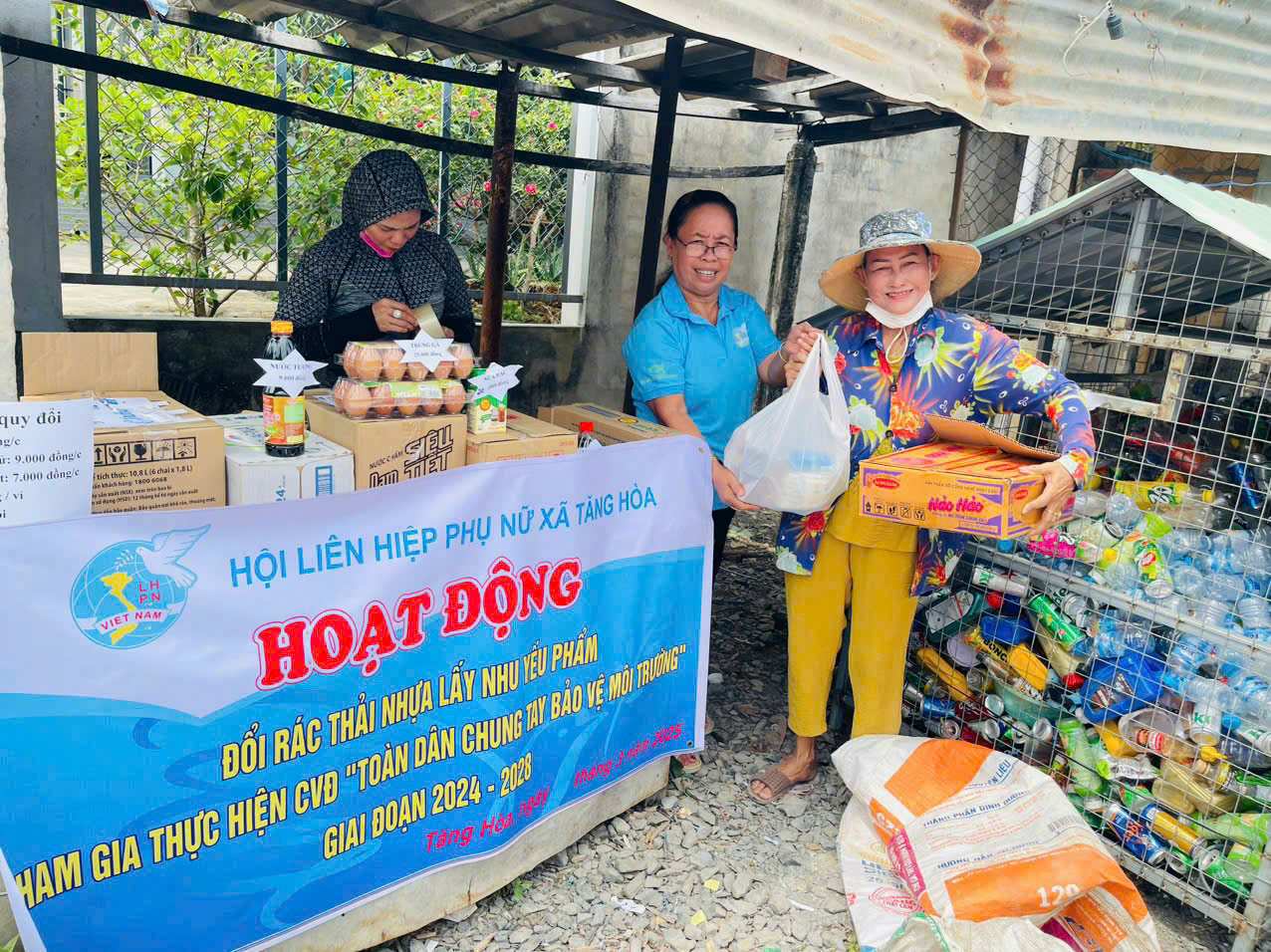 Tăng Hoà tổ chức hoạt động đổi rác thải nhựa lấy nhu yếu phẩm cho cộng đồng