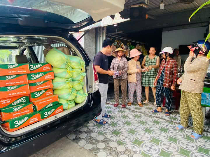 TẶNG QUÀ CHO HỘ NGHÈO, KHÓ KHĂN TRÊN ĐỊA BÀN ẤP GIỒNG ĐÌNH