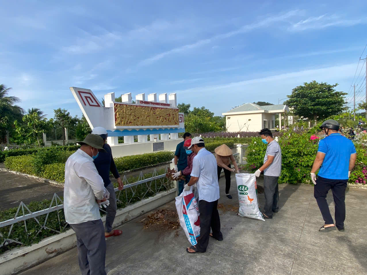 Tăng Hòa ra quân tổng vệ sinh môi trường chuẩn bị lễ công bố, công nhận huyện Gò Công Đông đạt chuẩn nông thôn mới nâng cao 2024.